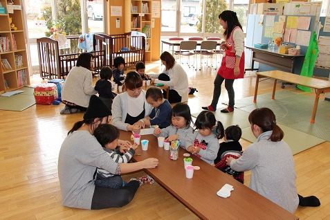 ママと子どもが遊ぶ様子