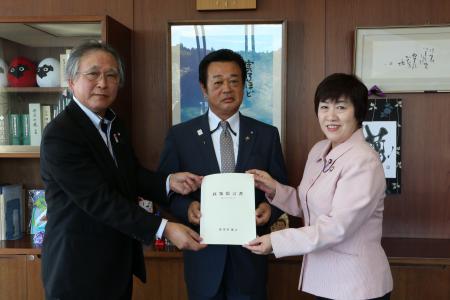 議会提言書提出写真1 議会提言書提出写真1