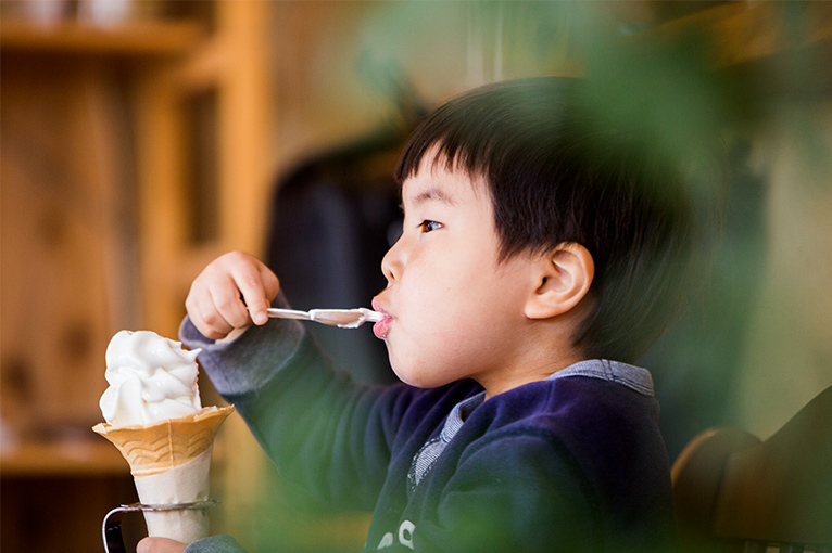 牧場のソフトクリームを食べる様子