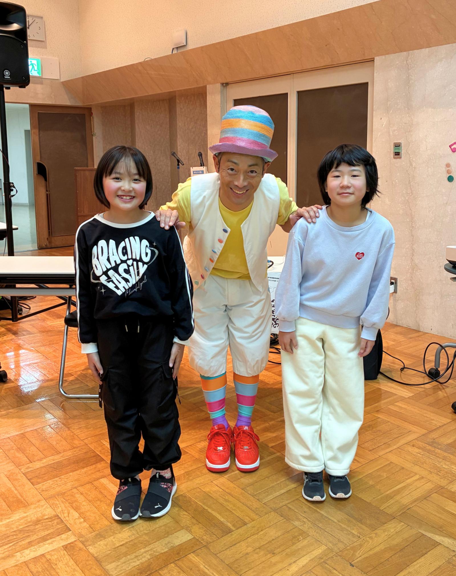 福田りゅうぞうコンサートの福田さんと児童の写真