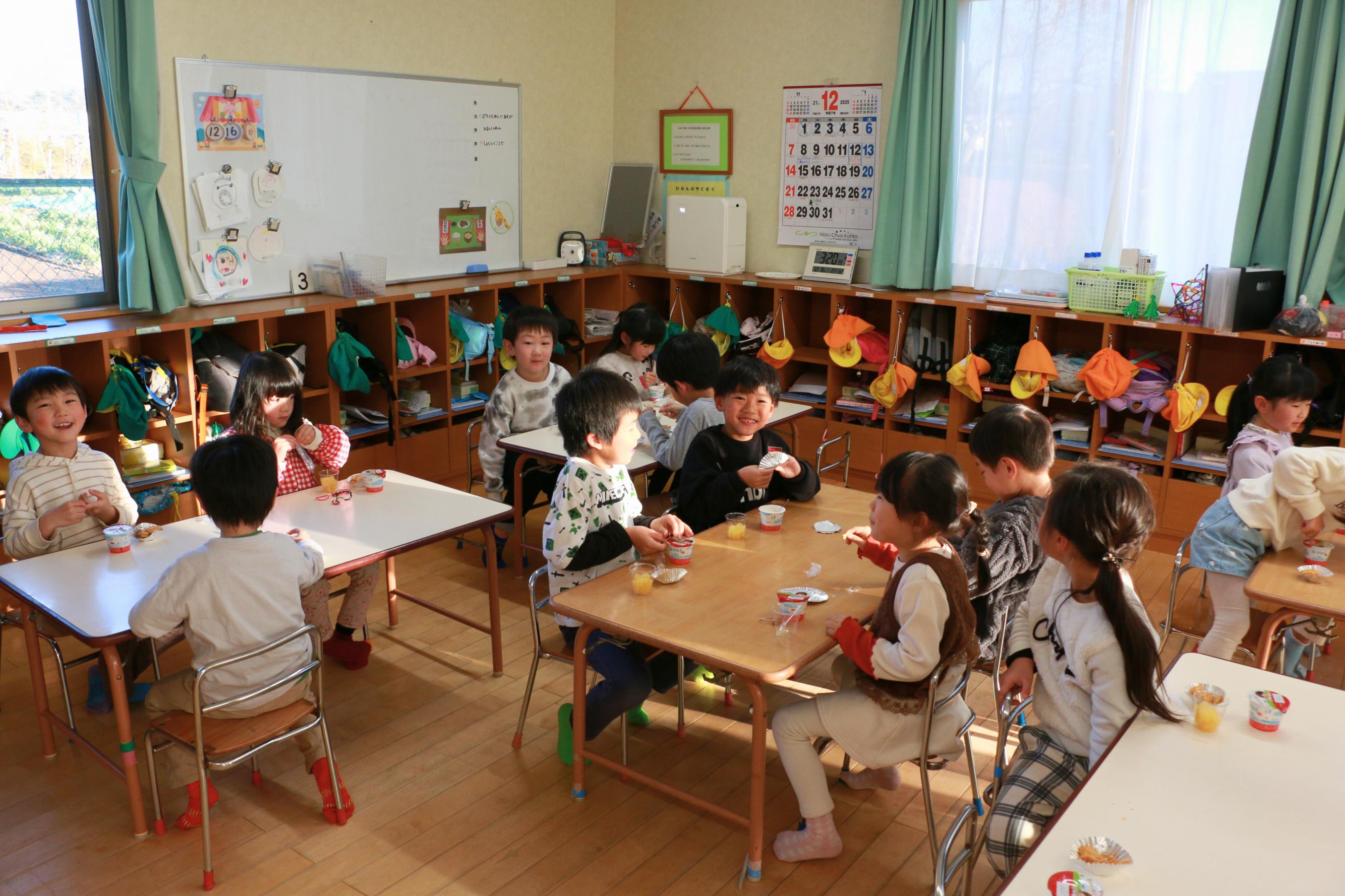 伊王野保育園の園児が寄贈されたヨーグルトを食べる様子4