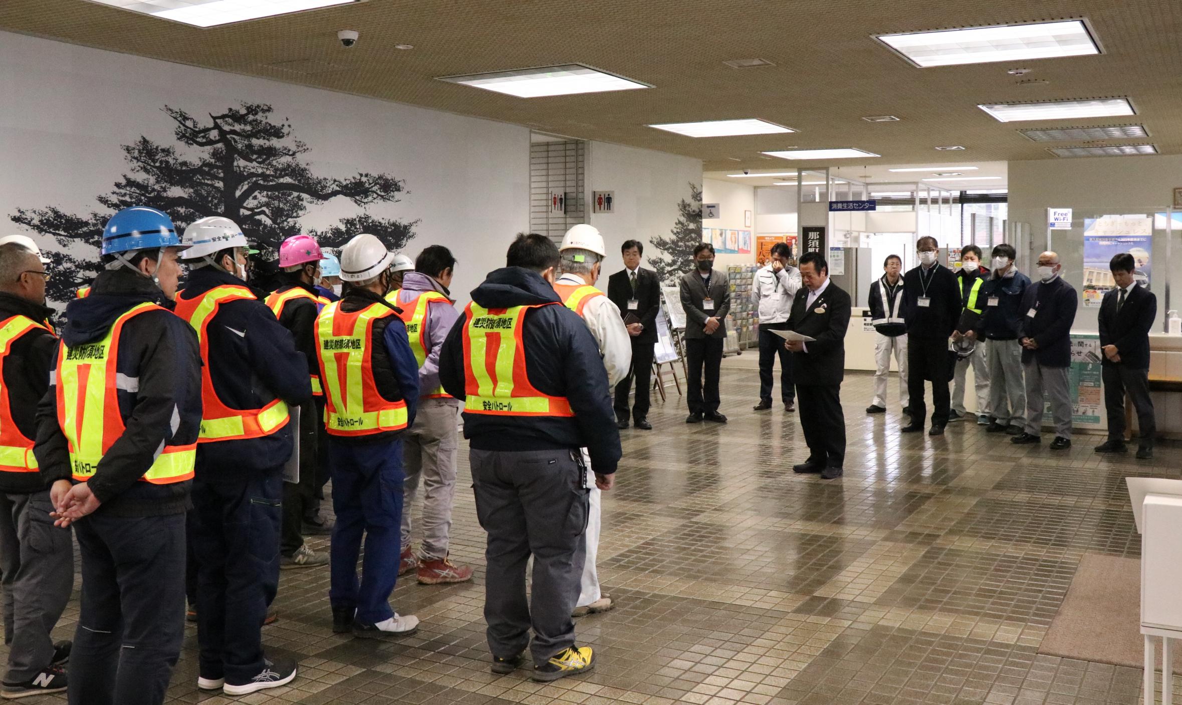 年末現場パトロールで、町民ホールにて町長からあいさつを受けている町内建設事業者の方々様子