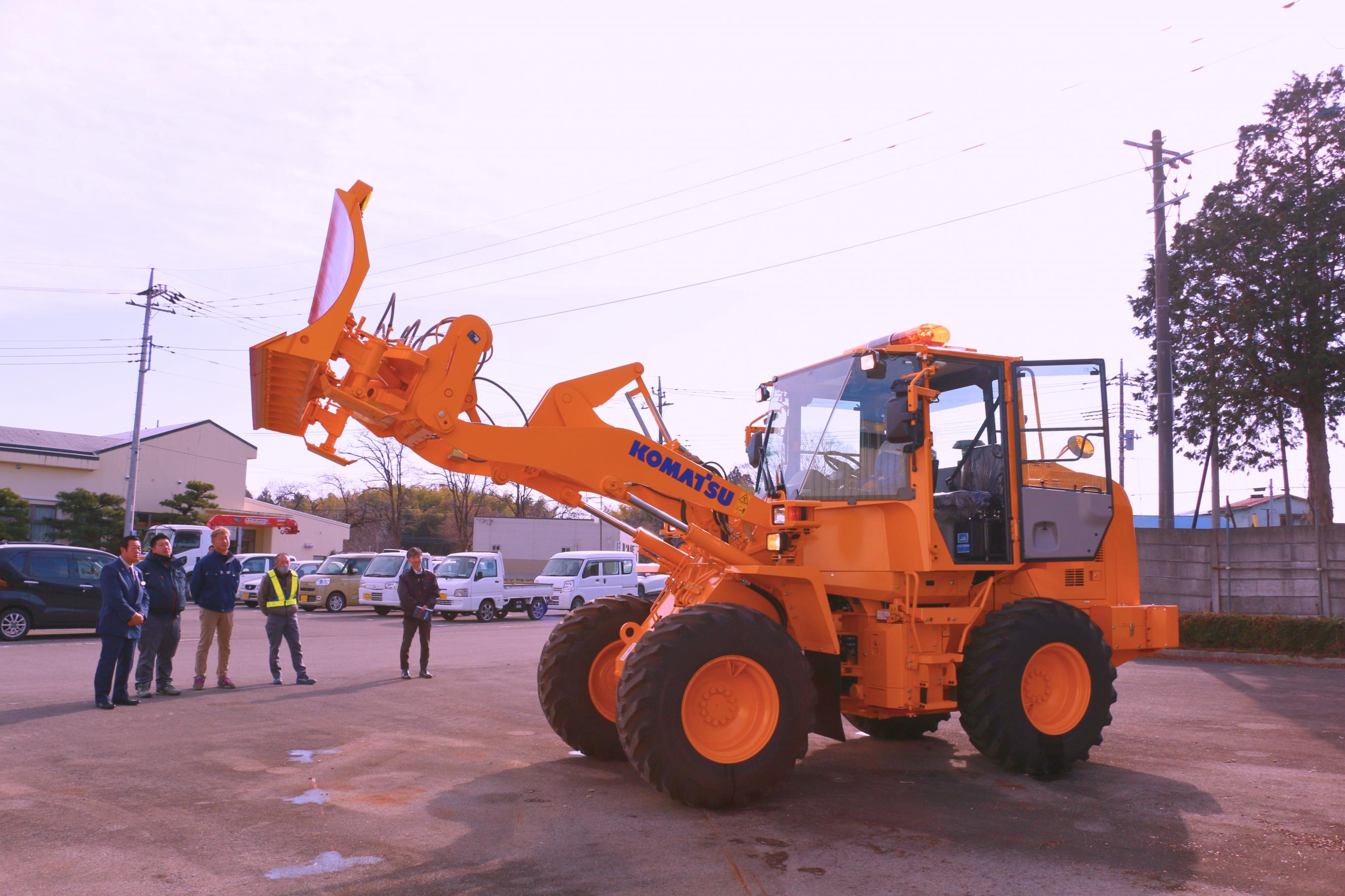 新しく納品された除雪車の写真