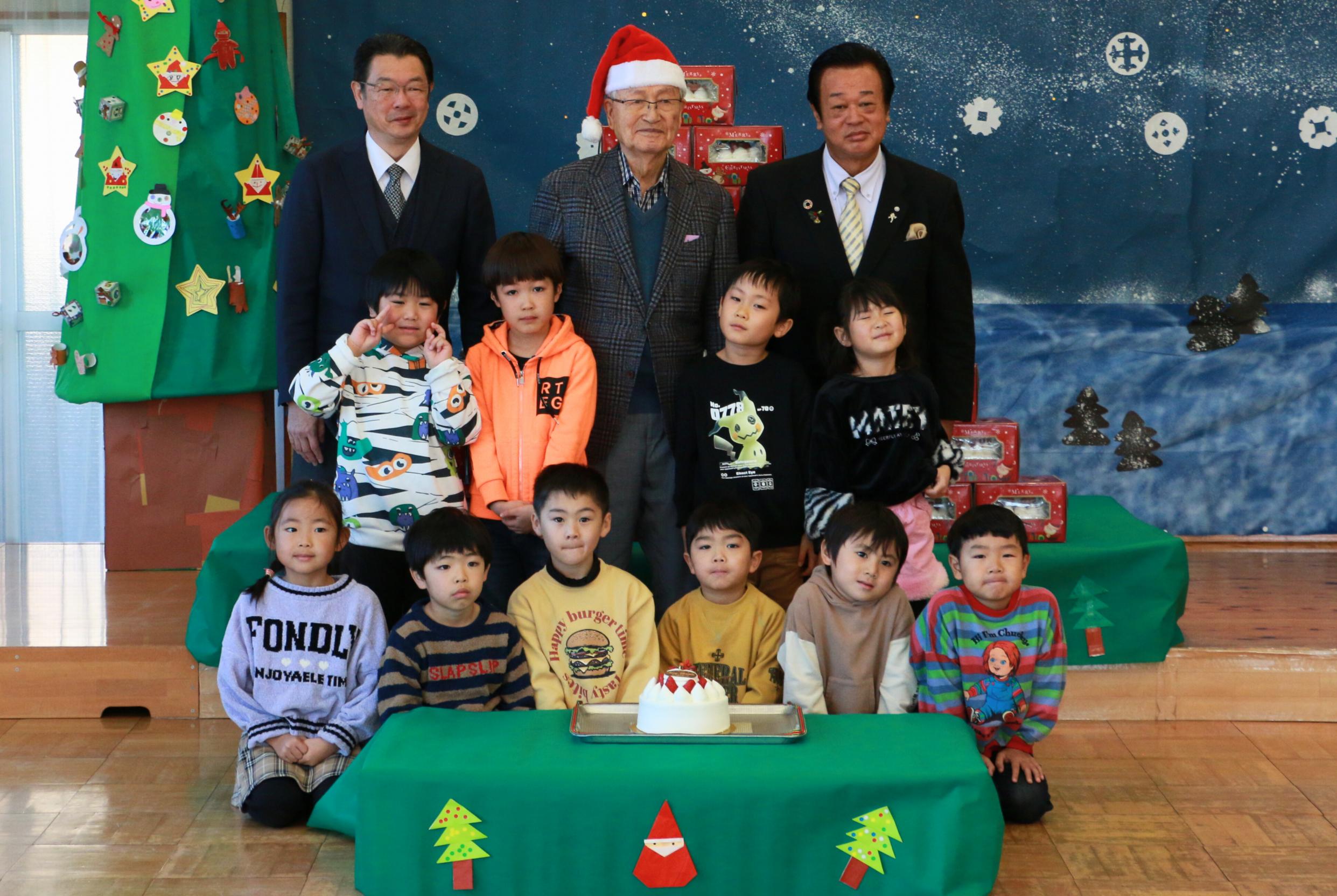 クリスマスケーキ贈呈式が行われた黒田原第2保育園の園児と寄贈した株式会社いずみやの集合写真