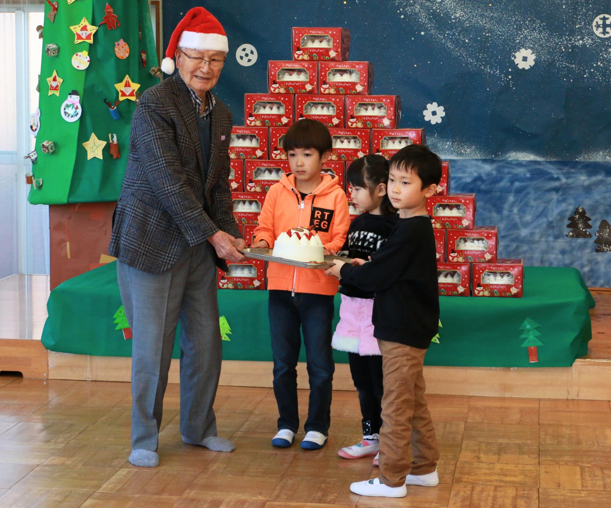 クリスマスケーキ贈呈式の様子1