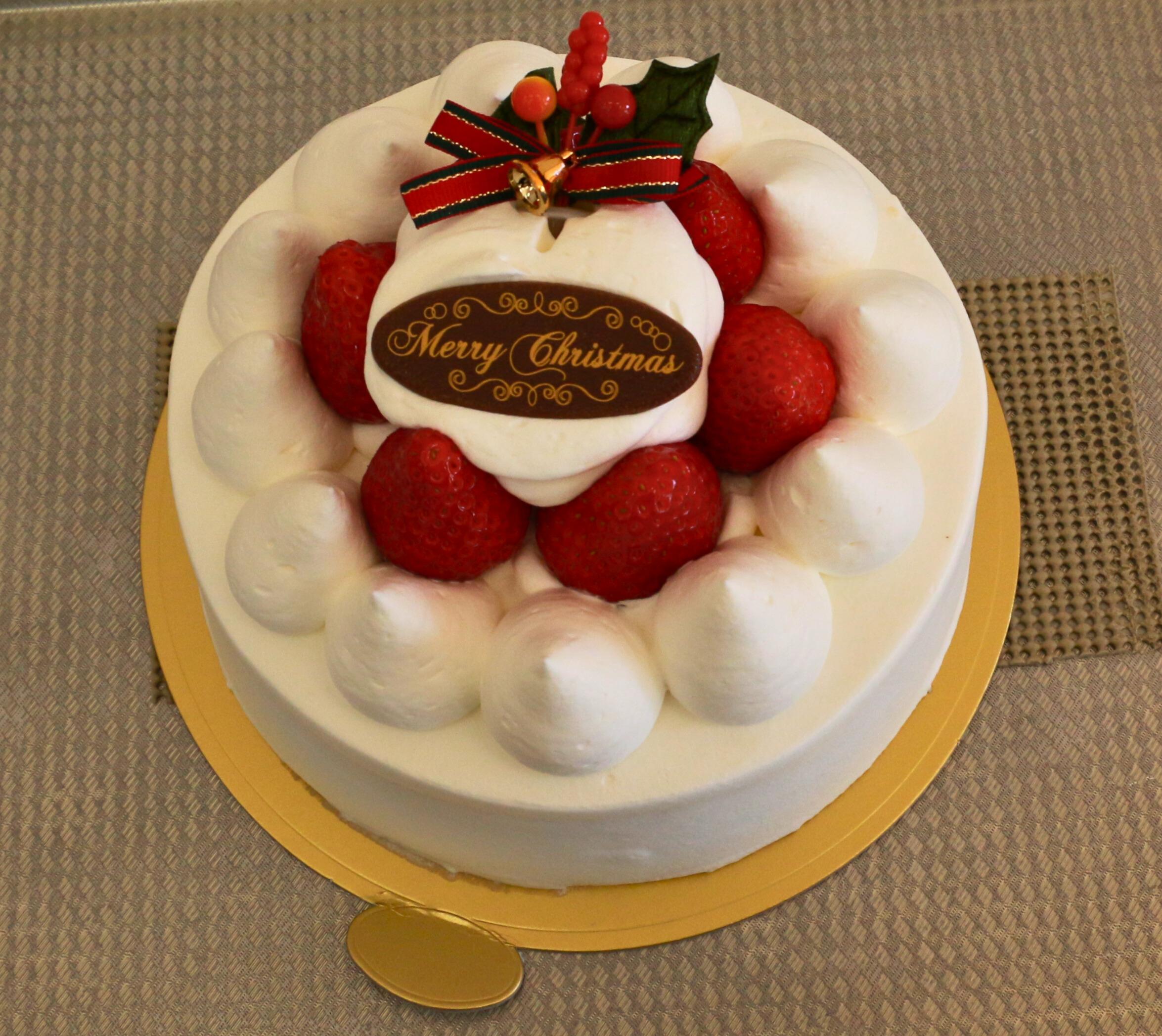 贈呈された6号のホールケーキの写真