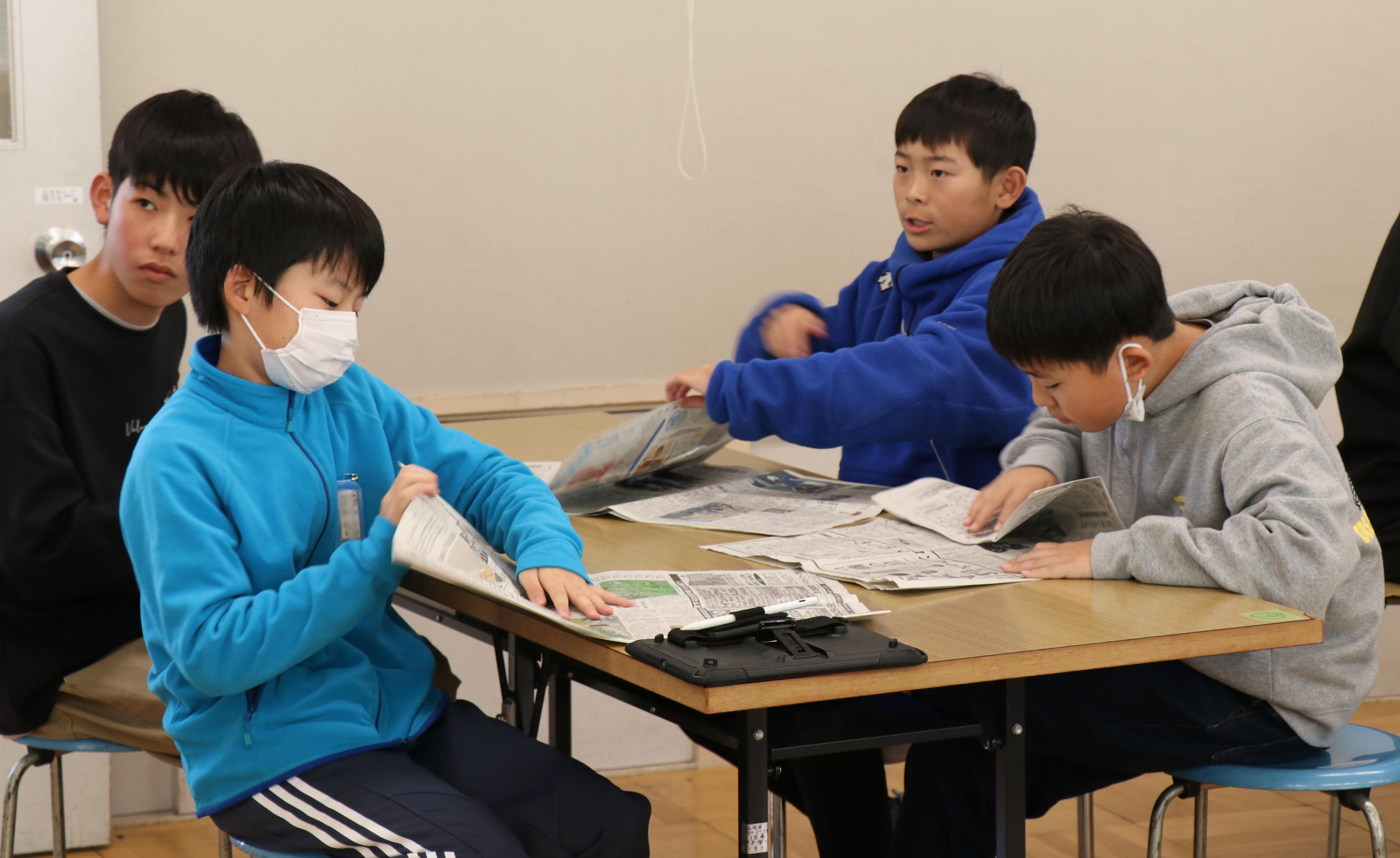 黒田原小学校の特別授業NAiSUタイムで児童が新聞紙スリッパを作っている様子