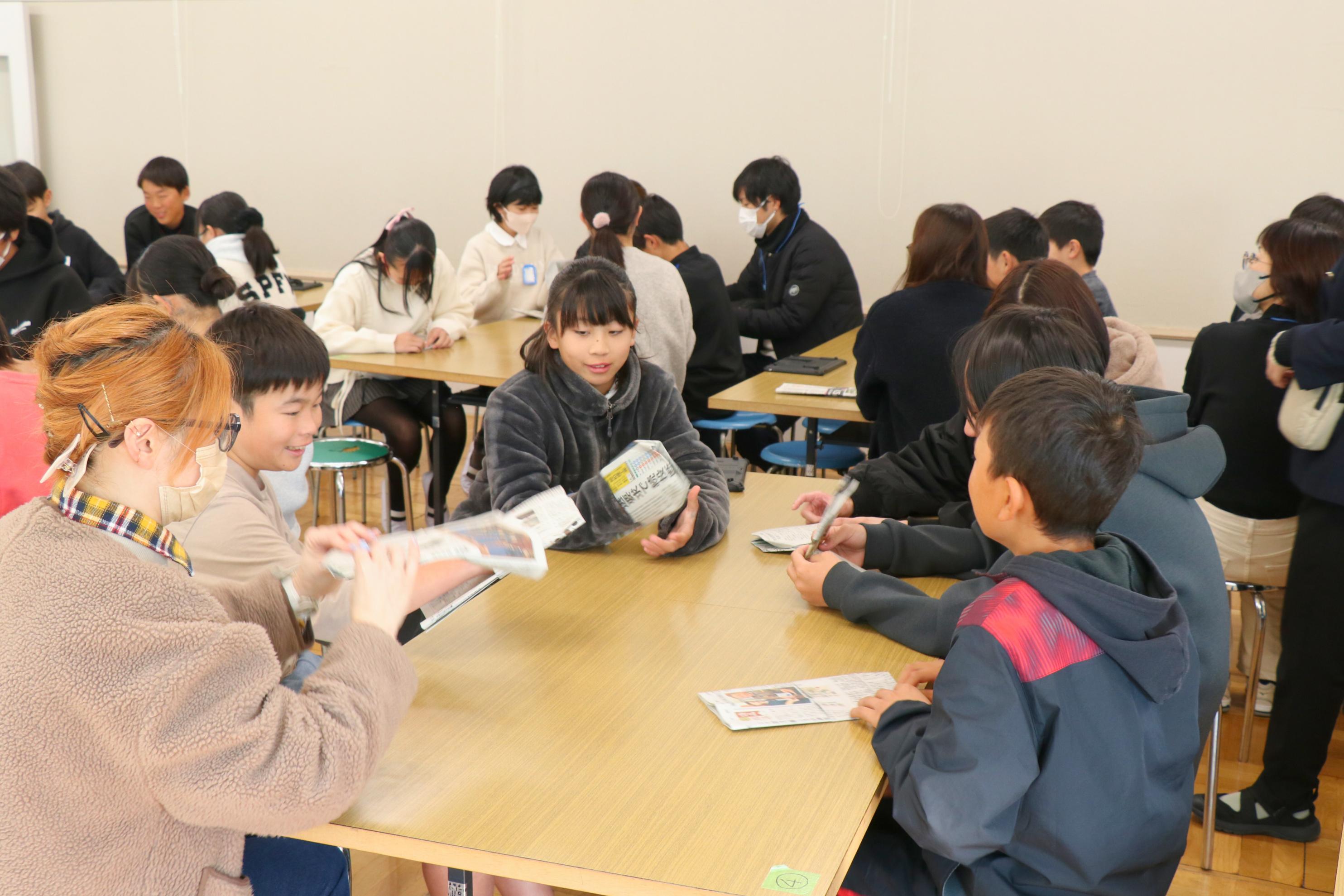 黒田原小学校の特別授業NAiSUタイムで児童が新聞紙スリッパを作っている様子