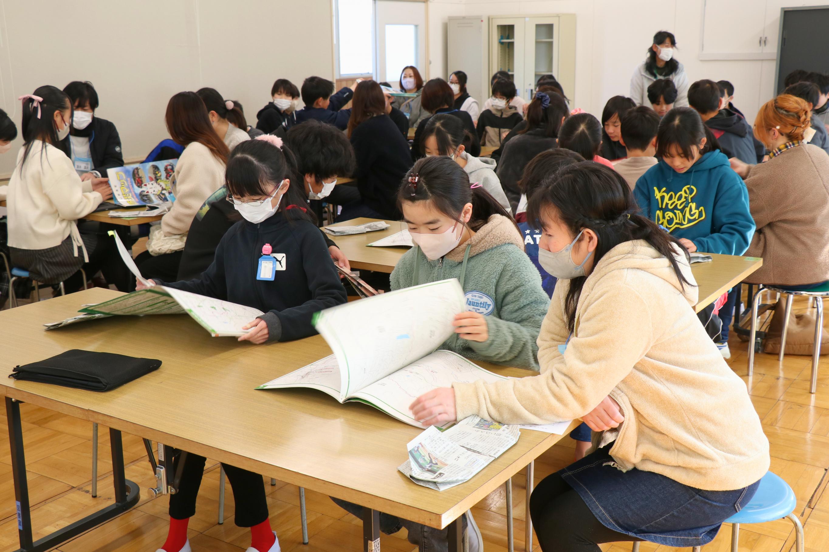 黒田原小学校の特別授業NAiSUタイムで児童が防災マップを見ながら避難場所の確認をしている様子