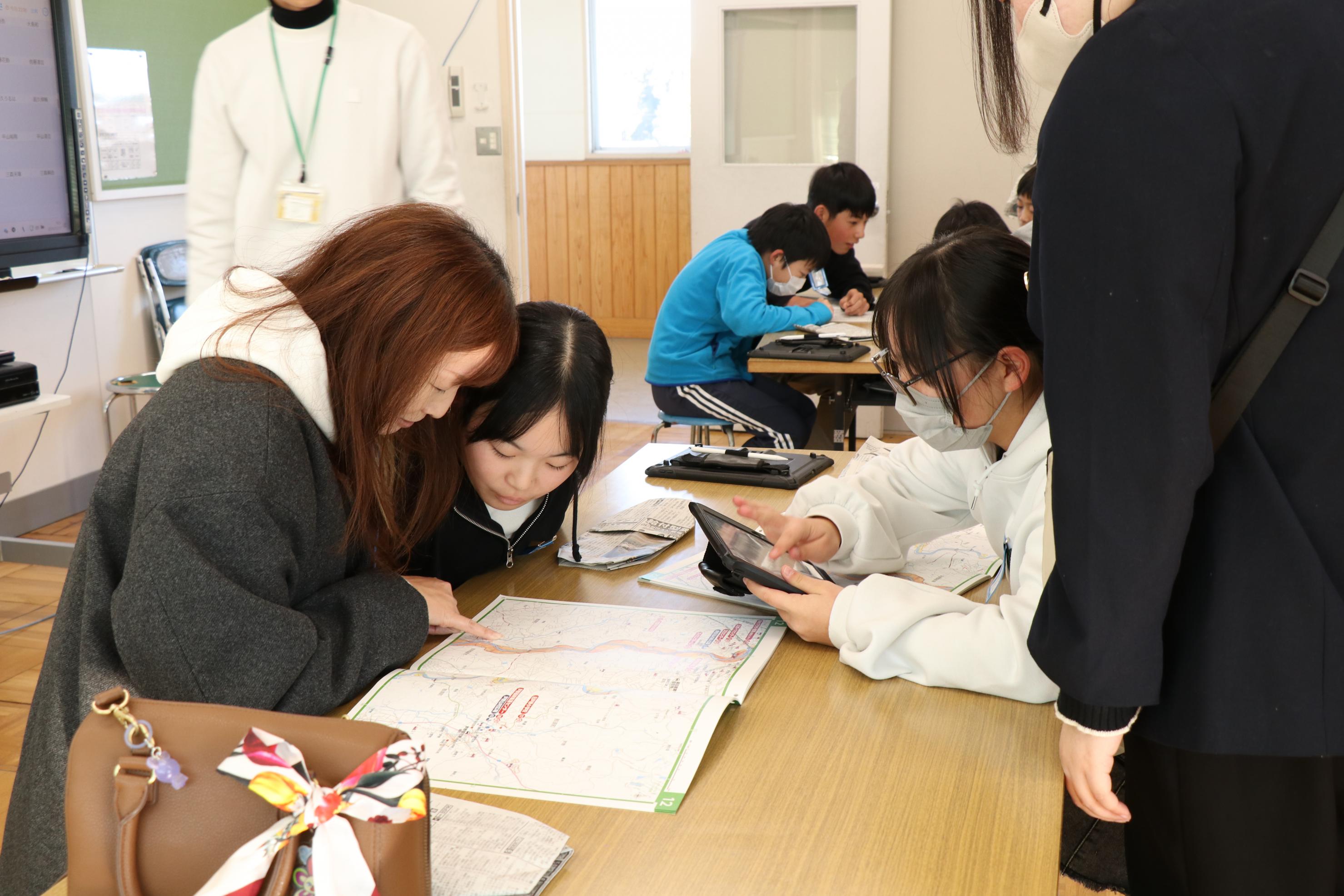 黒田原小学校の特別授業NAiSUタイムで児童が防災マップを見ながら避難場所の確認をしている様子