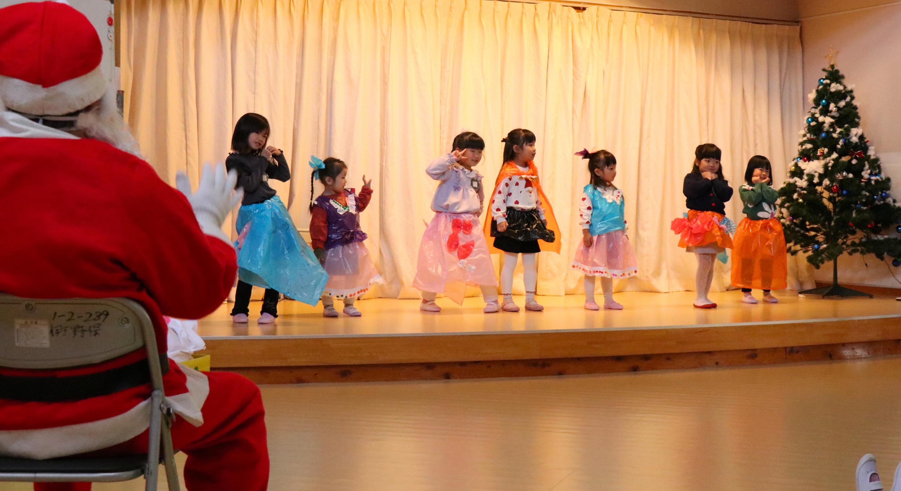 伊王野保育園クリスマス会で園児がステージで歌を歌う様子