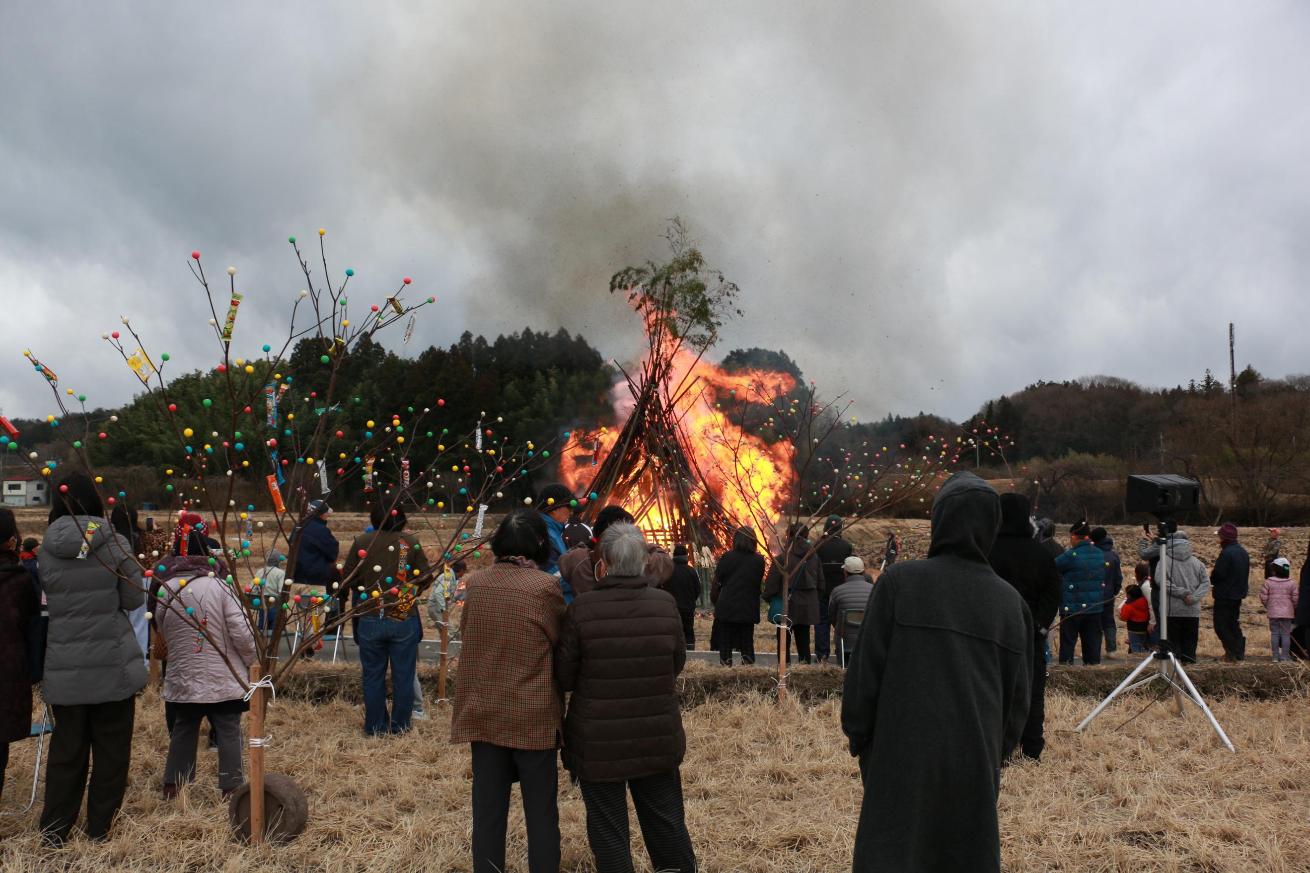 伊王野下町のどんと焼の様子の写真。炎が高く燃え上がっている。