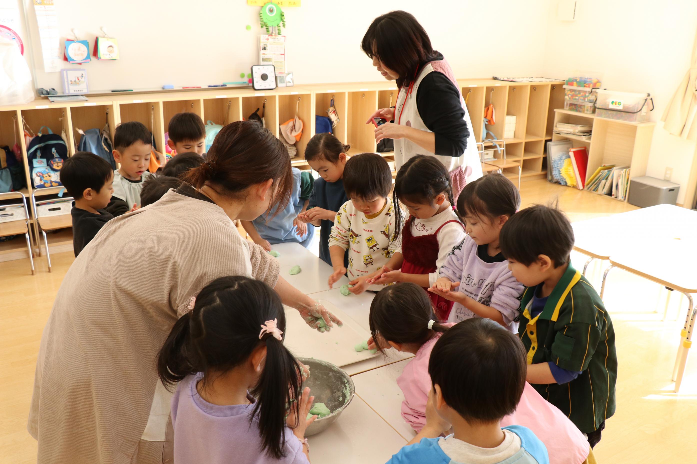 なすのそら保育園のとんぼ団子作りの写真3