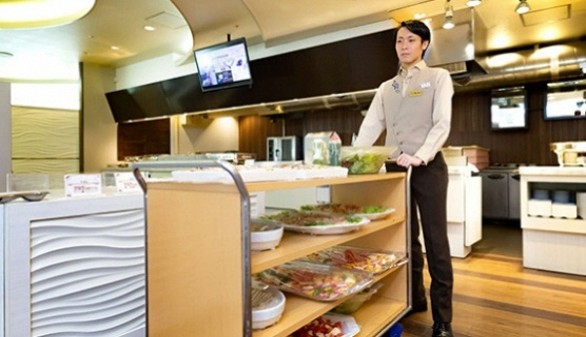 働く_食事を運ぶホテル従業員