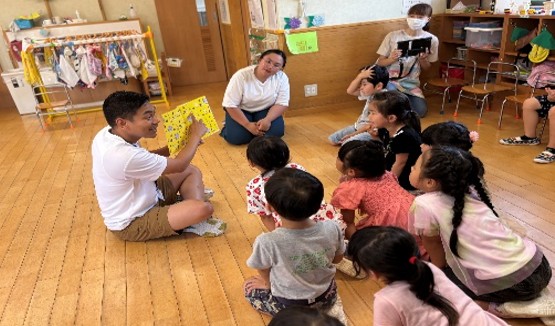 子育て_子どもたちに絵本を読み聞かせている様子 子育て_子どもたちに絵本を読み聞かせている様子