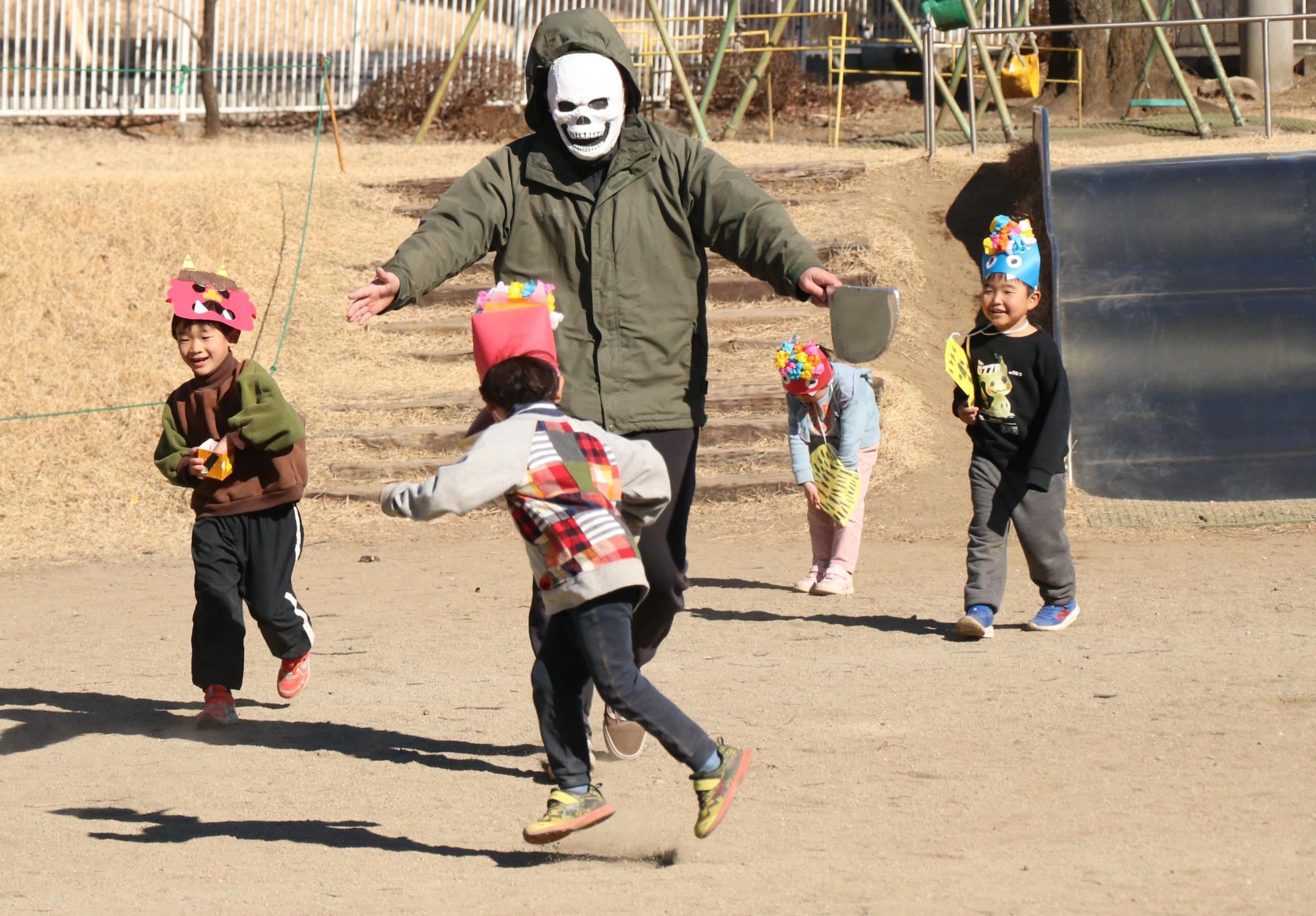 那須幼稚園の節分行事で園児が豆まきをしている様子の写真