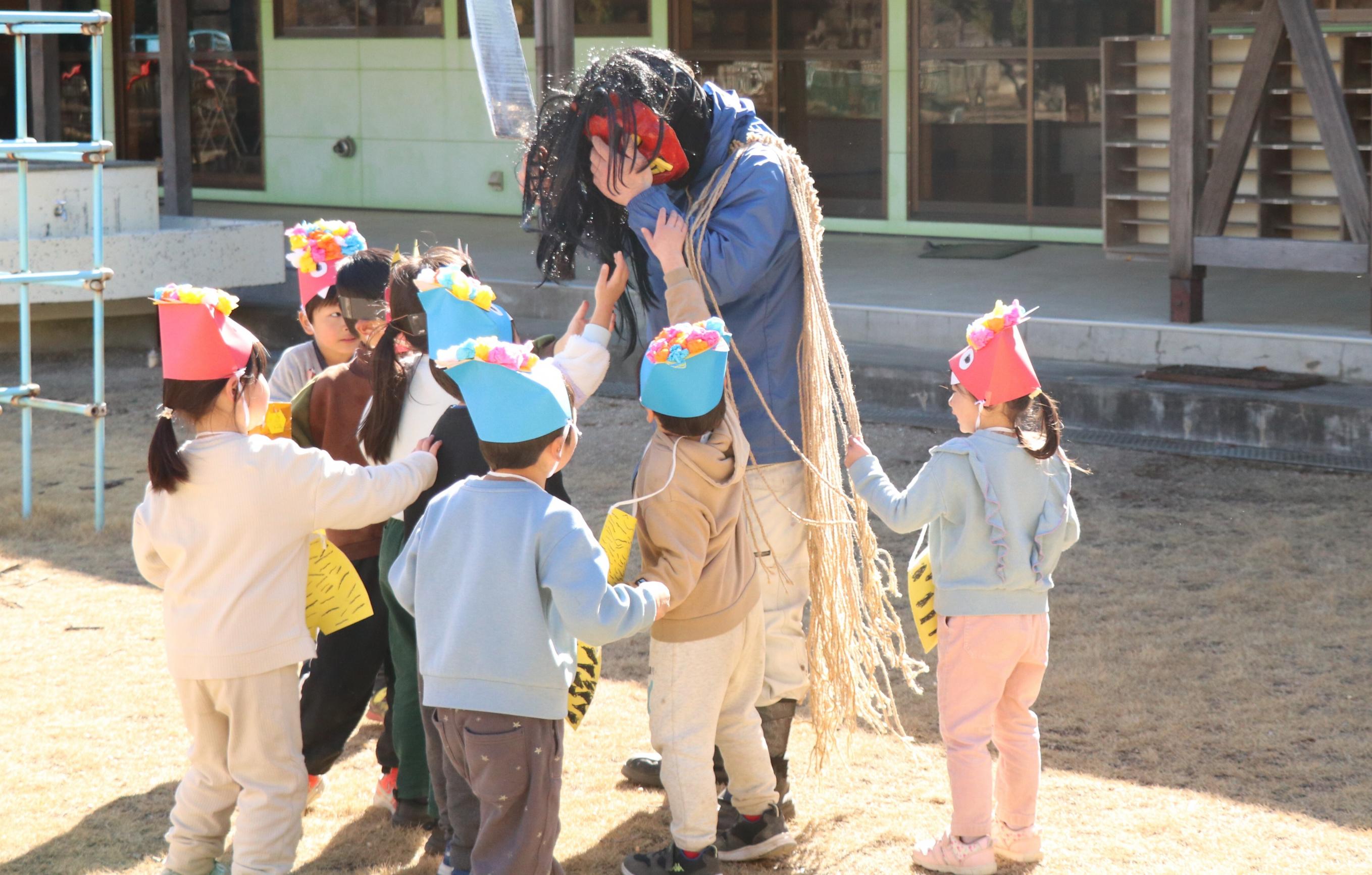 那須幼稚園の節分行事で園児が豆まきをしている様子の写真