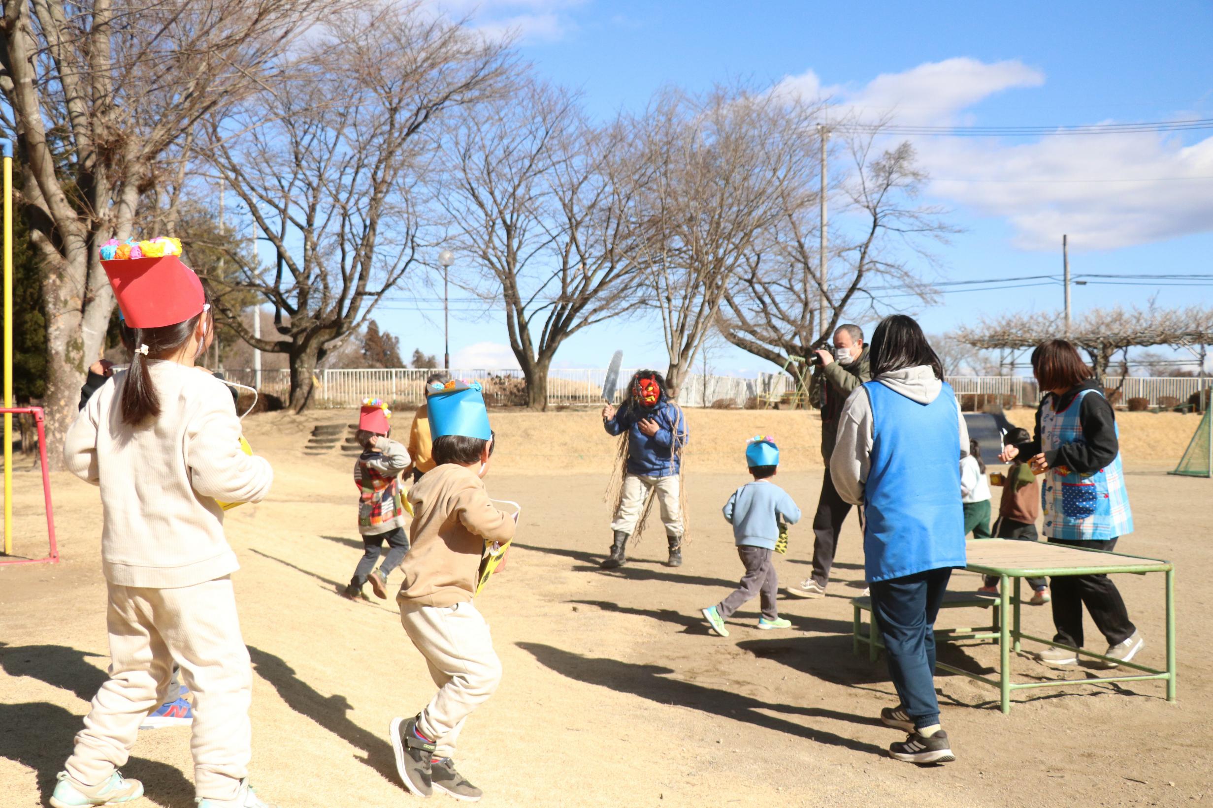 那須幼稚園の節分行事で園児が豆まきをしている様子の写真