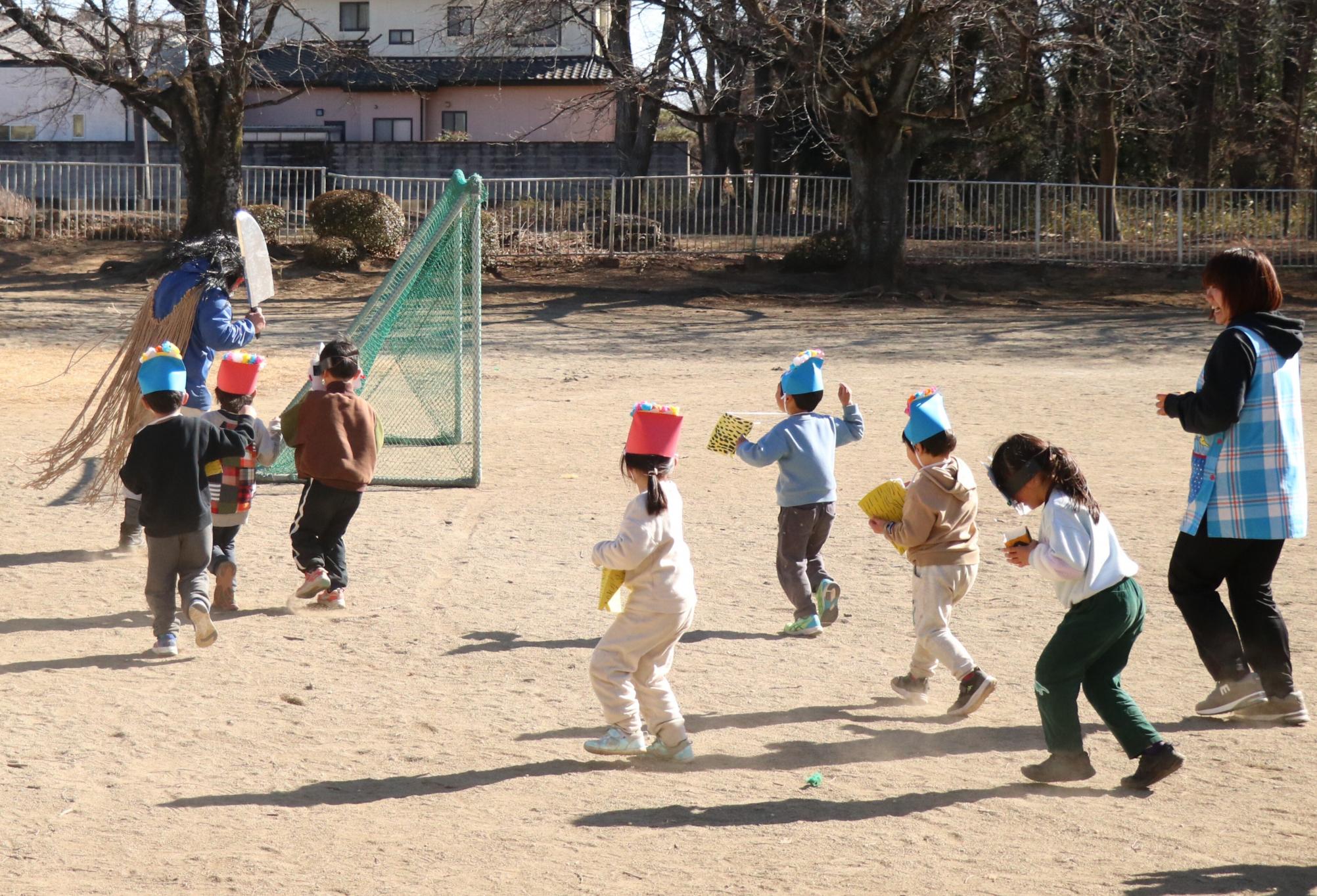 那須幼稚園の節分行事で園児が豆まきをしている様子の写真