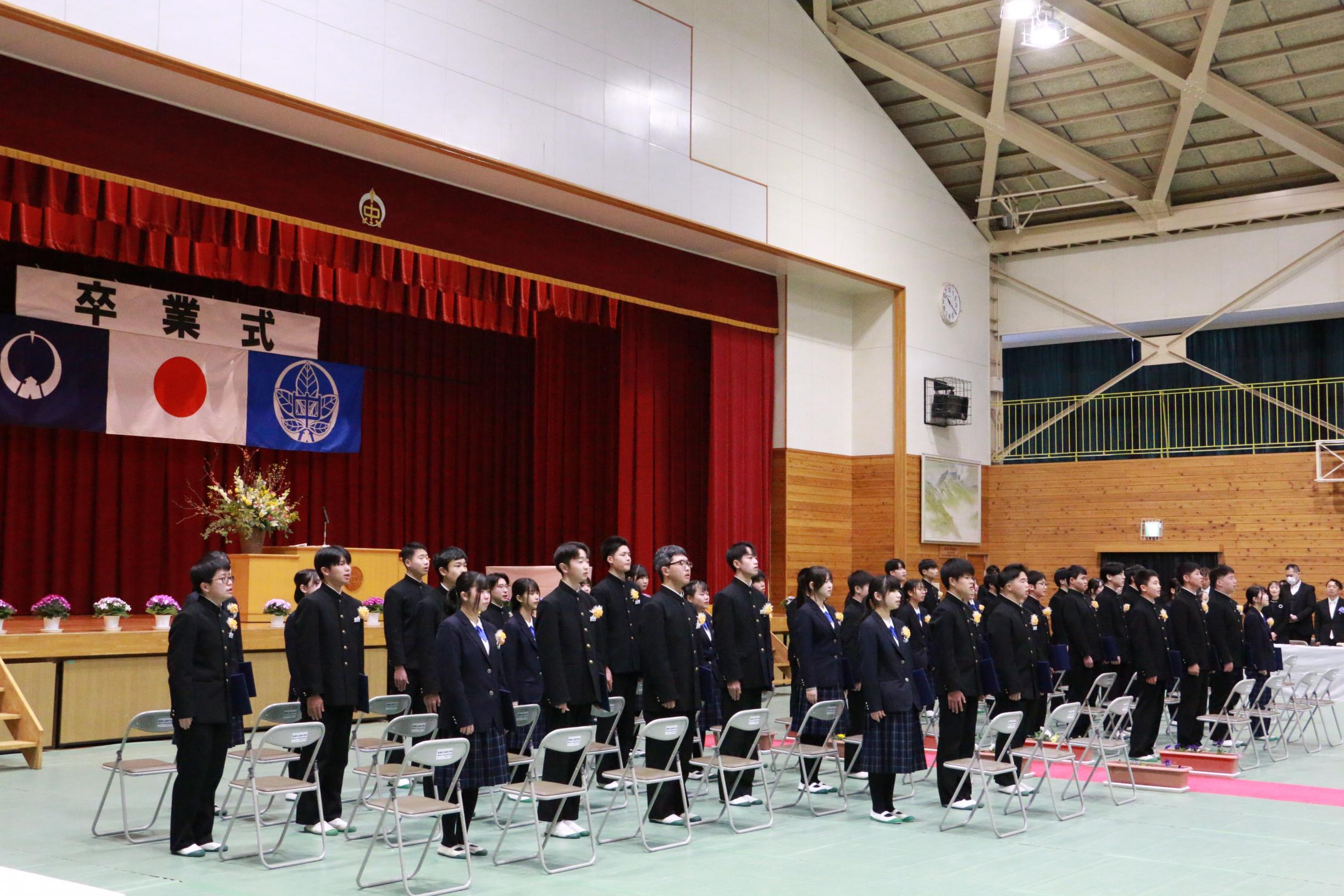 那須中学校の生徒の皆さんが式歌を歌う様子 那須中学校の生徒の皆さんが式歌を歌う様子