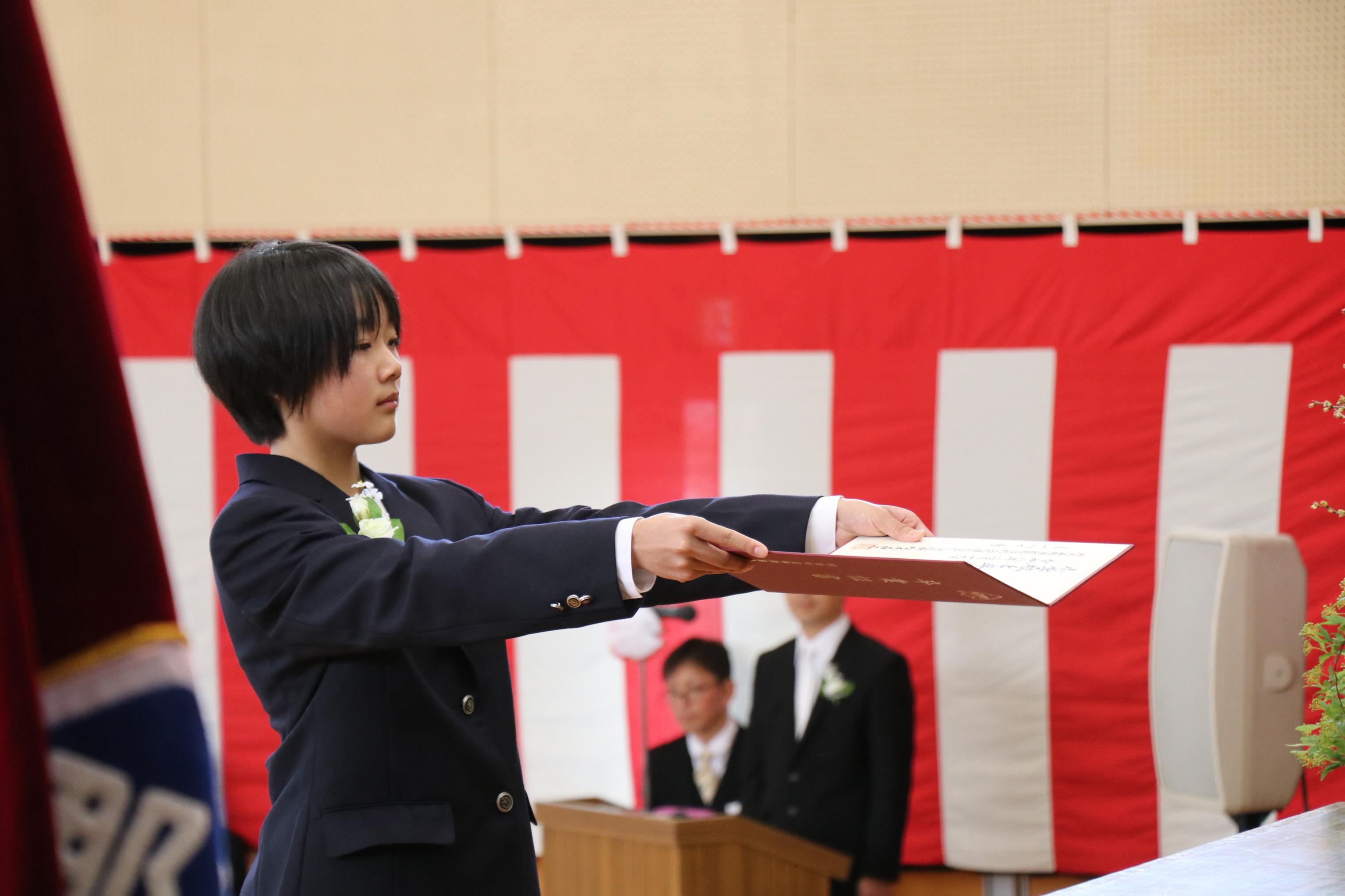 那須高原小学校の卒業証書を授与される様子 那須高原小学校の卒業証書を授与される様子