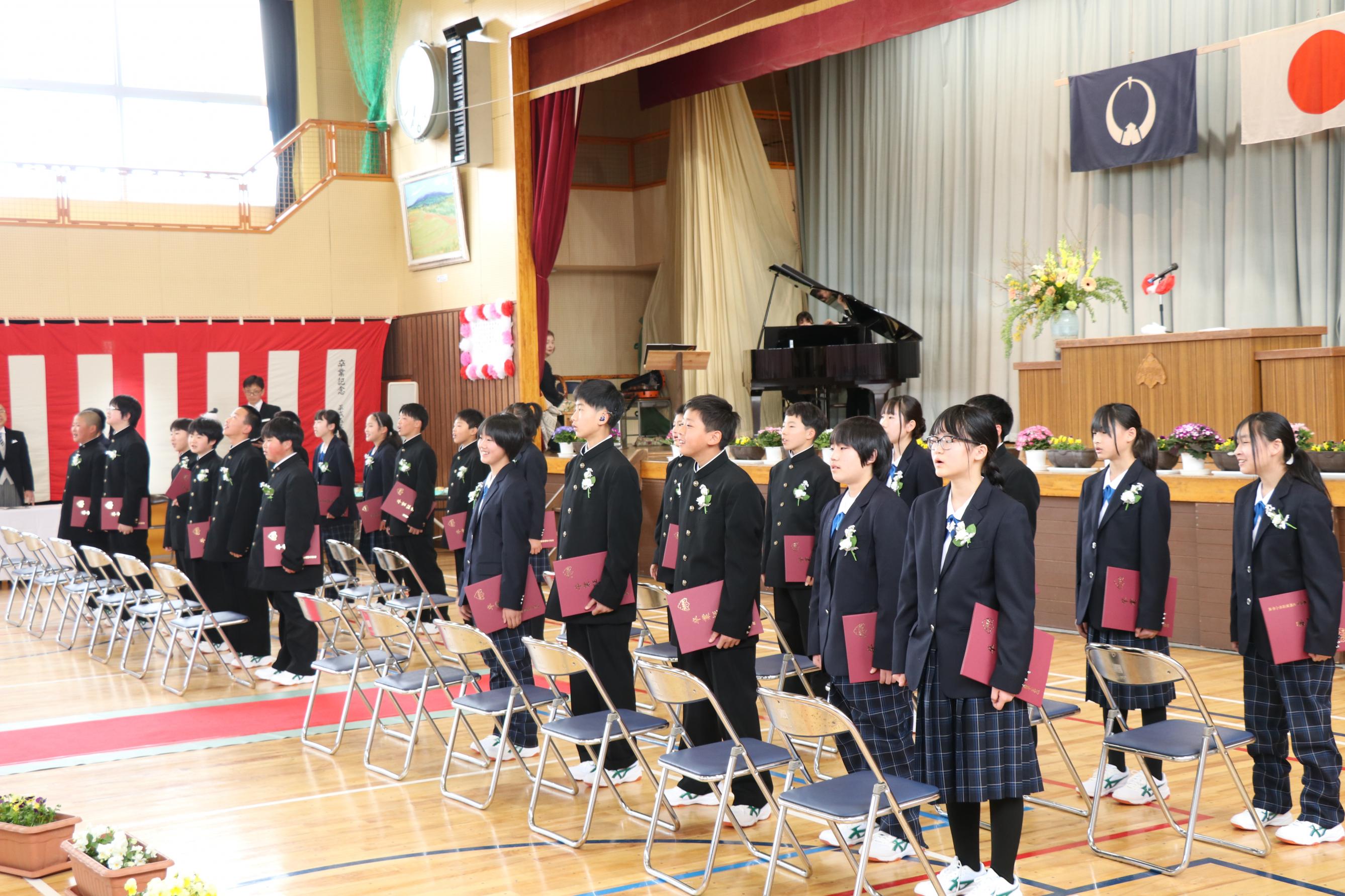 那須高原小学校を卒業する児童が校歌を歌う様子 那須高原小学校を卒業する児童が校歌を歌う様子