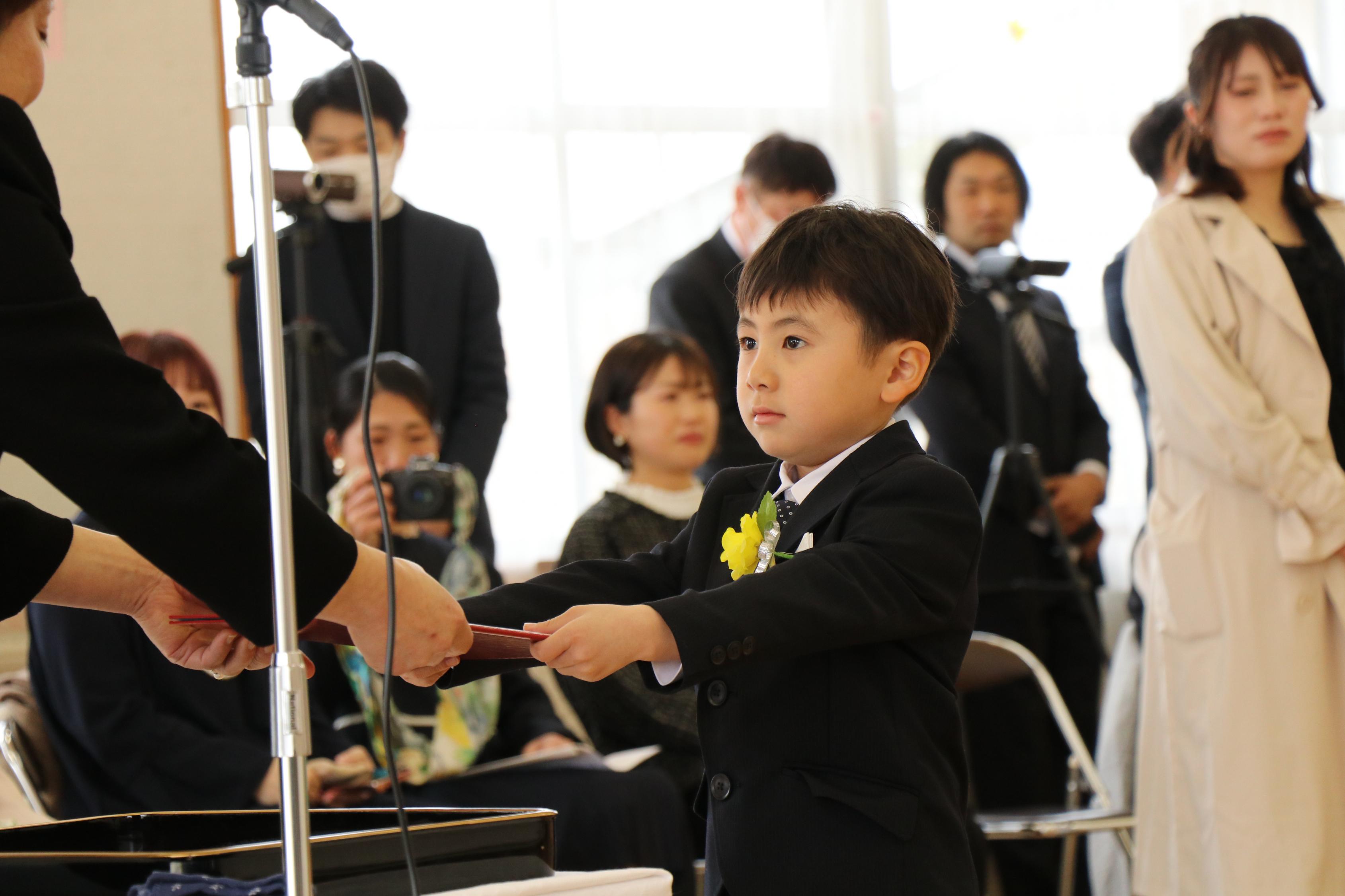 園児が修了証書を園長先生から授与される様子 園児が修了証書を園長先生から授与される様子