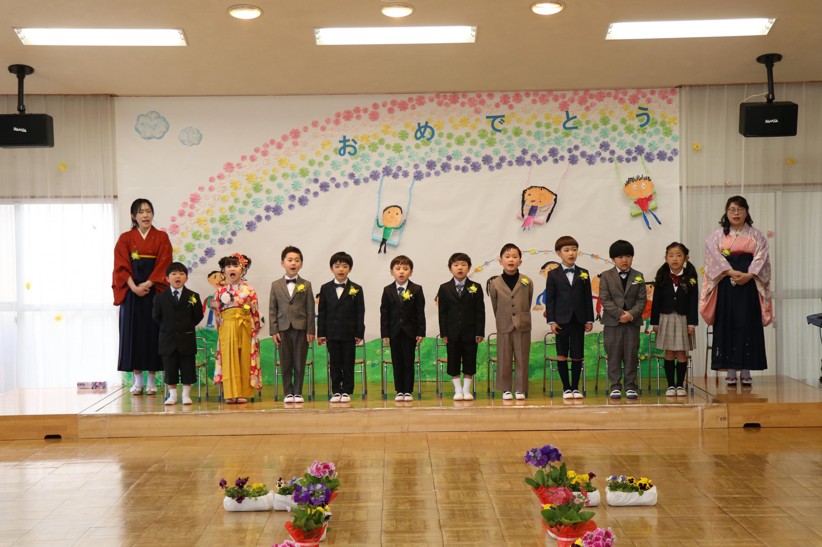 園児が園の歌を歌う様子 園児が園の歌を歌う様子