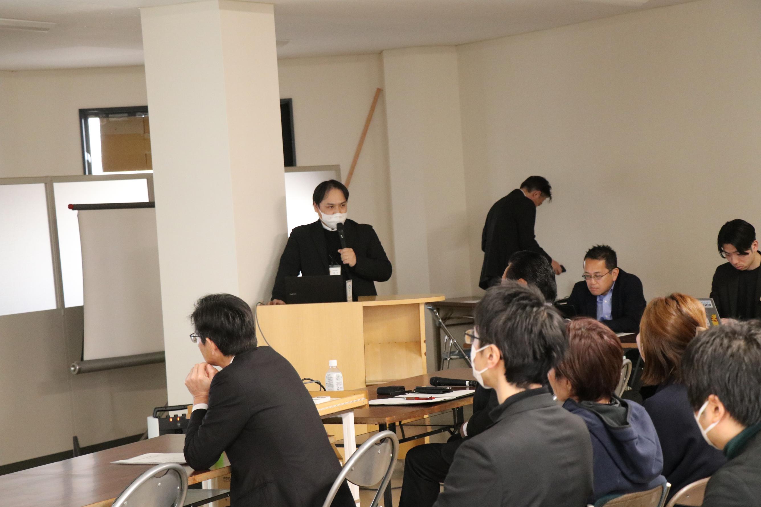 地域活性化企業人の発表者が説明する様子 地域活性化企業人の発表者が説明する様子