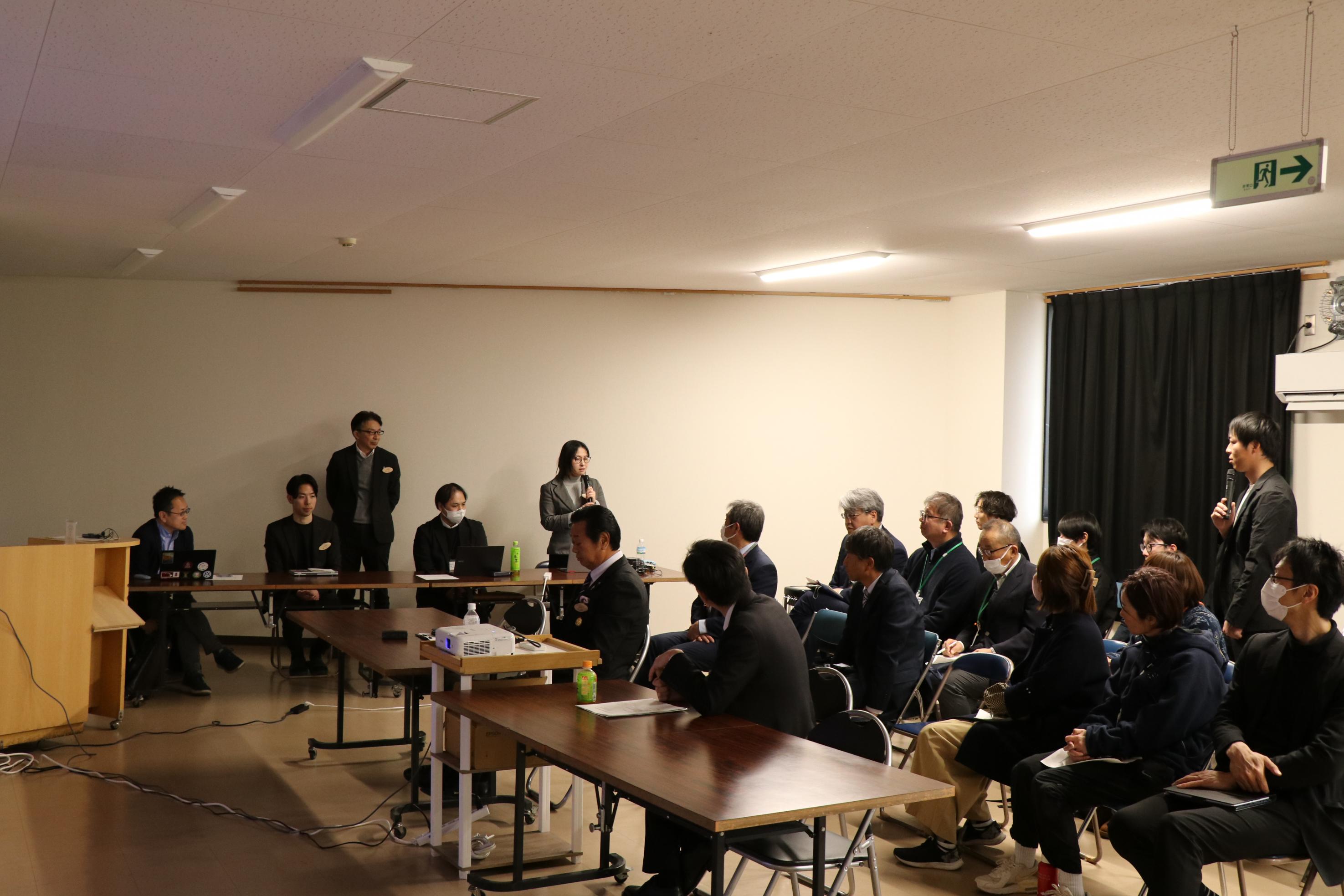 発表者が質問に答える様子 発表者が質問に答える様子