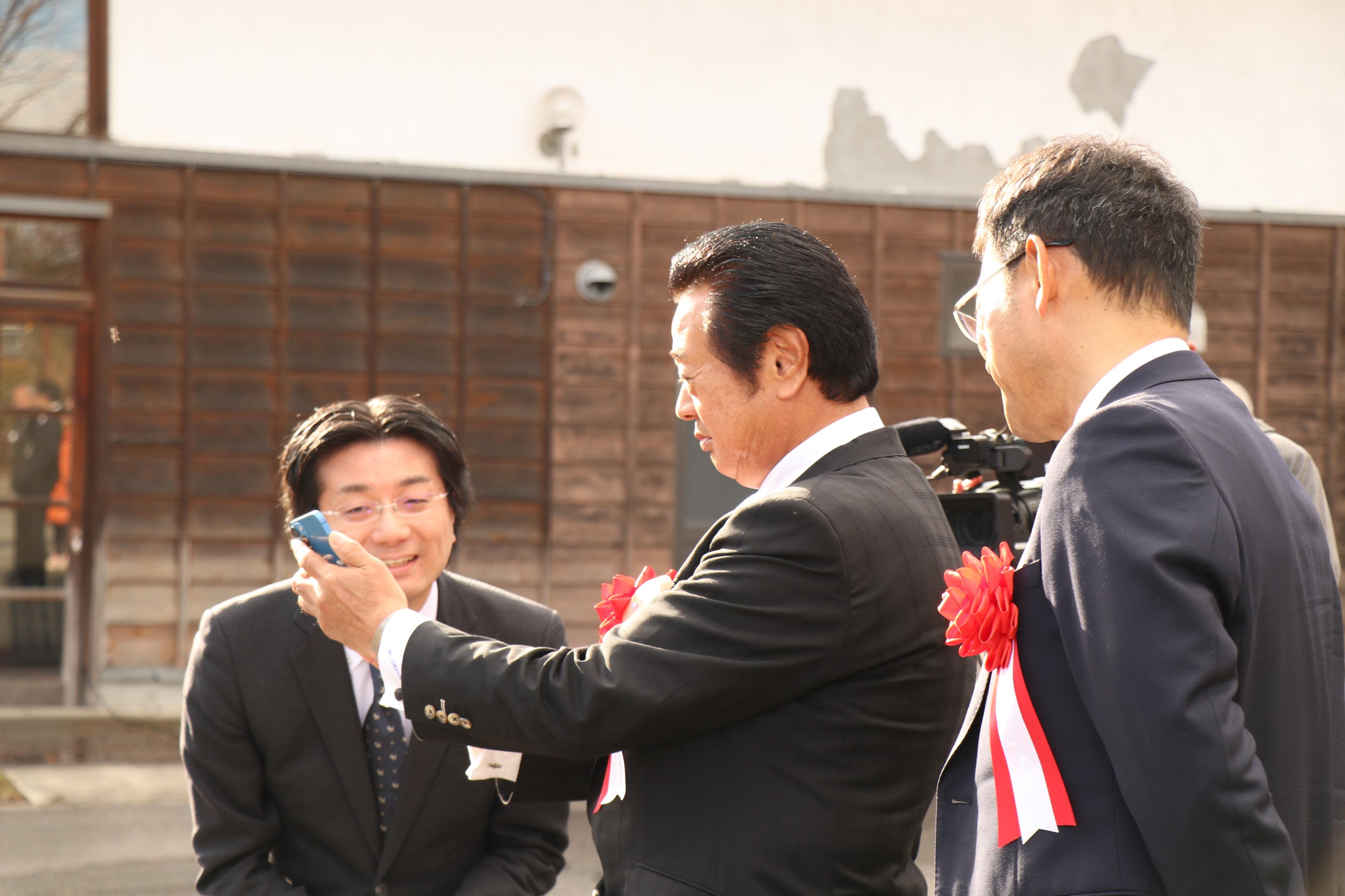 平山町長がスマホ画面でライドシェアの自動車を呼ぶ様子 平山町長がスマホ画面でライドシェアの自動車を呼ぶ様子